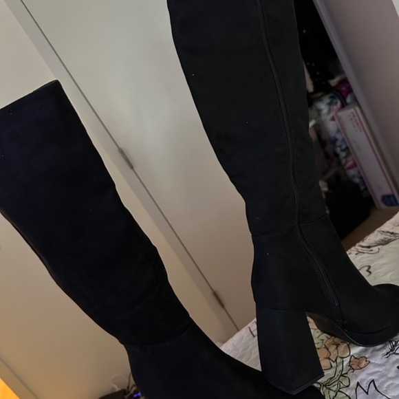 Black Suede Knee High Boots Block-high heels - Picture 3 of 6